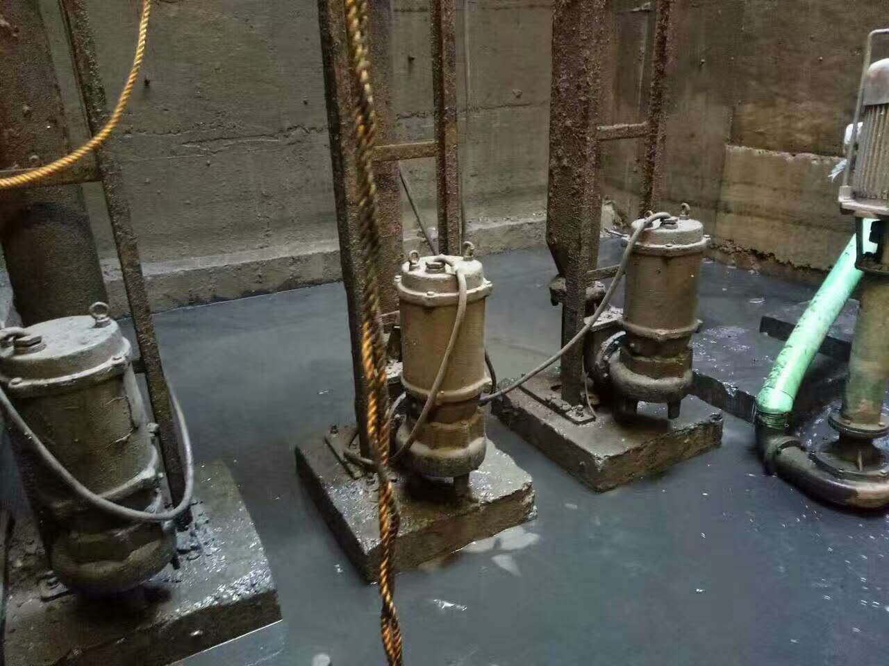 中平镇污水池清理